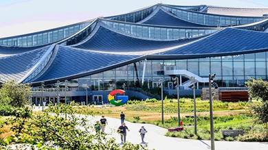 موظفون يغادرون مبنى شركة "جوجل" في كاليفورنيا الأميركية